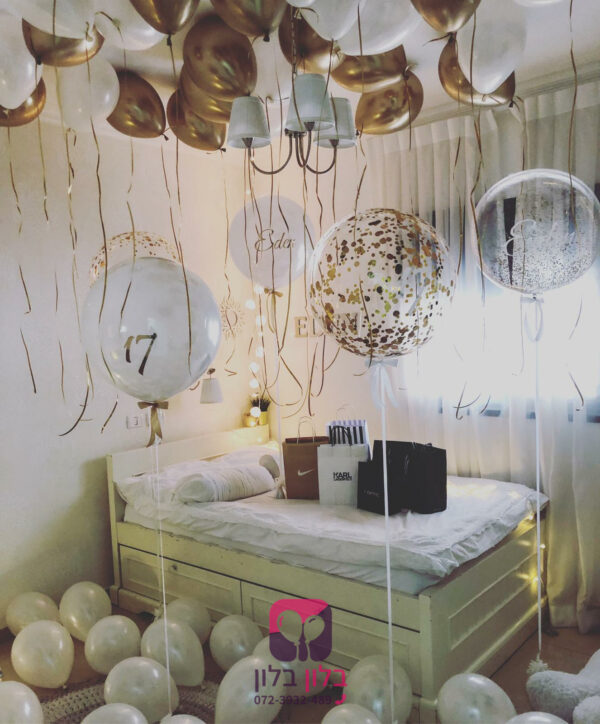 סידור בלונים בחדר עם הליום בצבעי זהב ולבן
